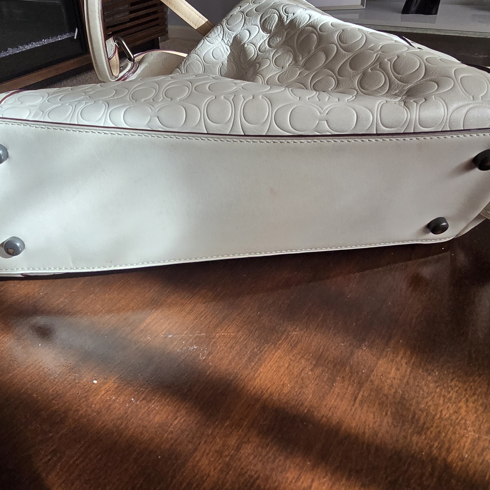 Coach White Embossed Leather Shoulder Bag - Picture 7 of 8